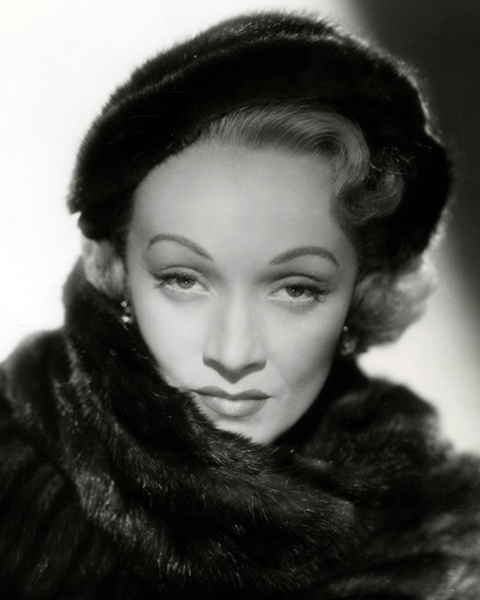 Marlene_Dietrich_in_No_Highway_(1951)_(Cropped) "Aus Anstand."