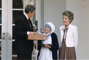 Mother_Teresa_with_the_Medal_of_Freedom_1985