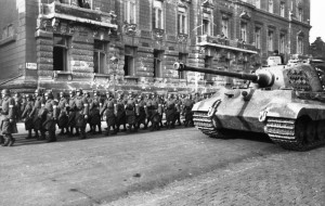 Bundesarchiv_Bild_101I-680-8283A-12A,_Budapest,_marschierende_Pfeilkreuzler_und_Panzer_VI